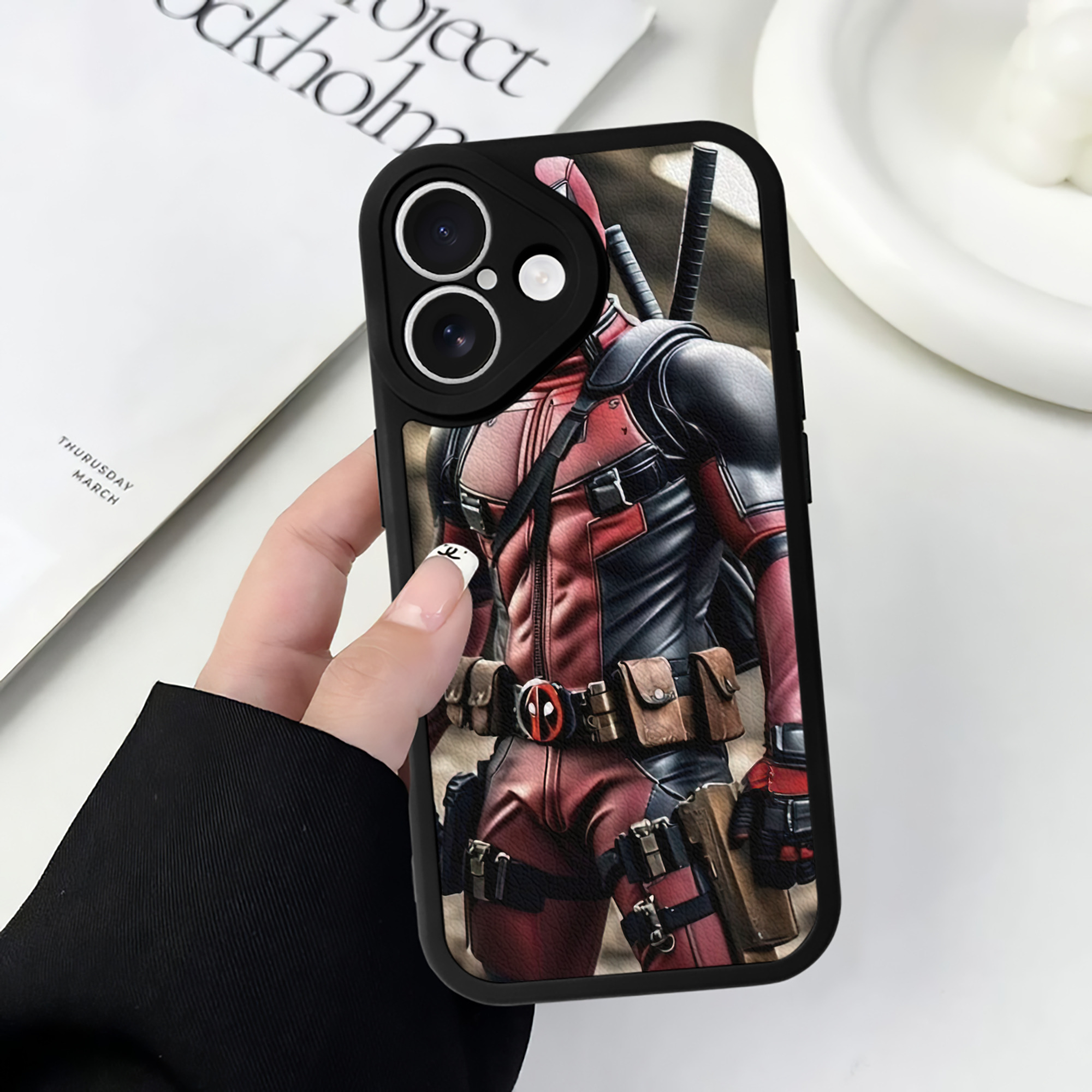 （画像用） Deadpool デッドプール 【iPhone 16シリーズ対応】シリコンスマホケース（レザー調） 材質：シリコン